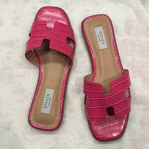 NEED GONE TODAY BC IM MOVING —— Steve Madden Hadyn sandals